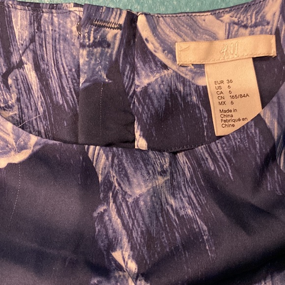 COPY - H&M Navy Blue White Abstract Gold Zipper Blouse - Picture 2 of 4